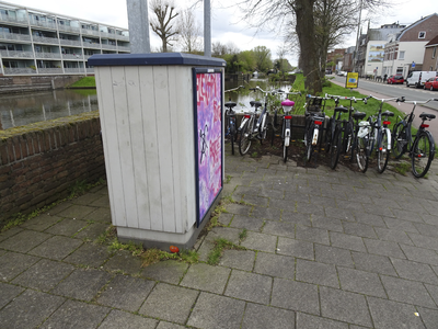 903307 Afbeelding van schakelkast aan de Jutfaseweg te Utrecht, met rechtsonder op de sokkel een mandarijn ( Jandarijn ...